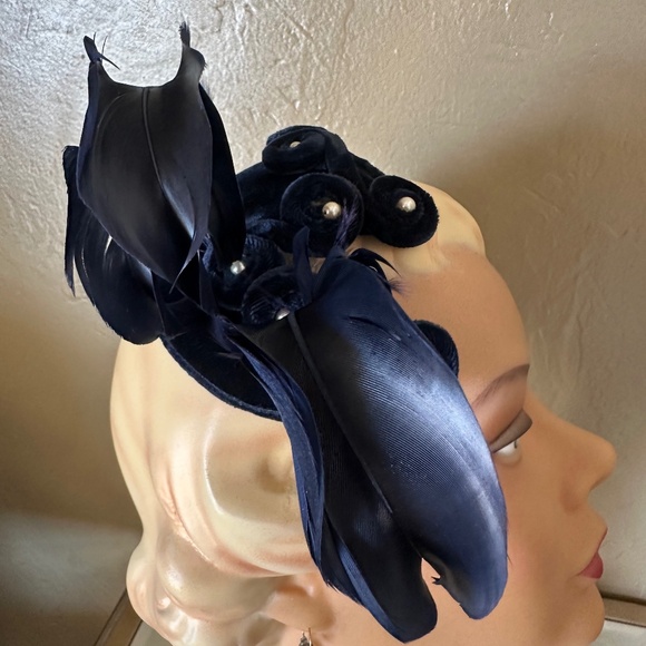 FASCINATING 1950S\' NAVY VELVET COCKTAIL CAP WITH MATCHING CURLY FEATHERS/PEARLS main image 7